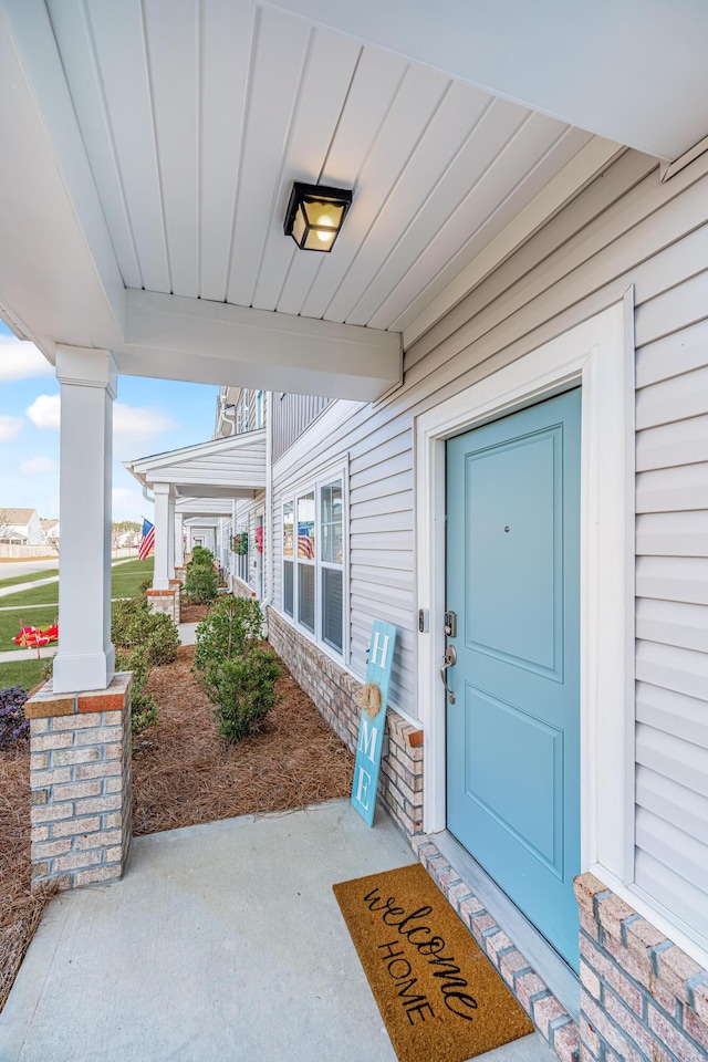 entrance to property featuring covered porch