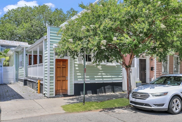 view of front of property