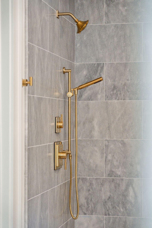 details featuring a tile shower