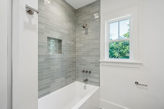 bathroom featuring tiled shower / bath combo