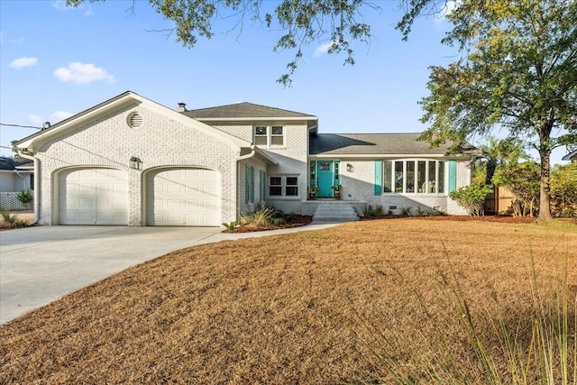 view of front facade featuring a front lawn and a garage