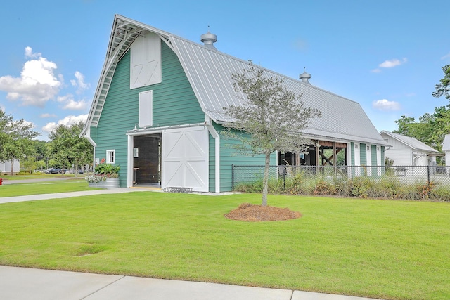 view of front of house featuring an outbuilding and a front yard