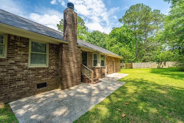 view of yard featuring a patio area