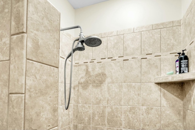 room details featuring a tile shower