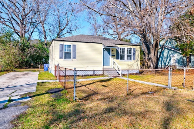 view of front of house featuring a front lawn