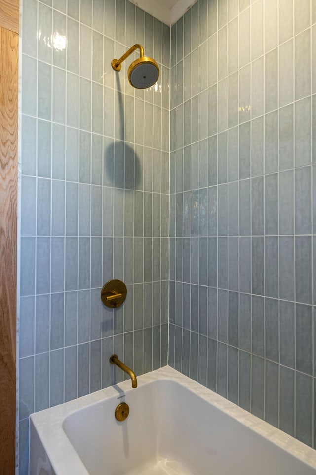 bathroom with tiled shower / bath combo