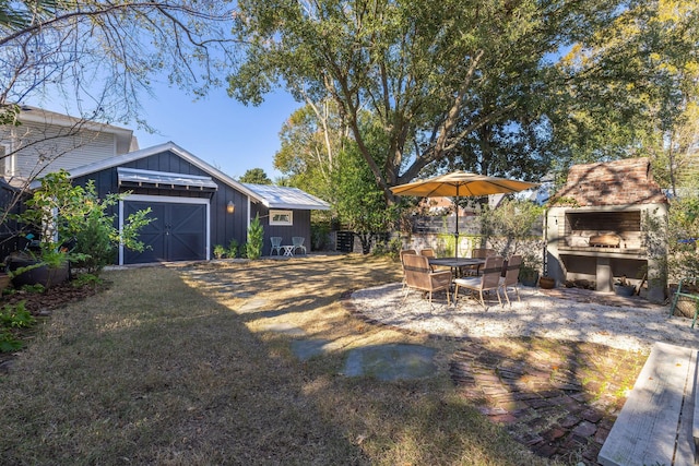 view of yard featuring an outdoor structure