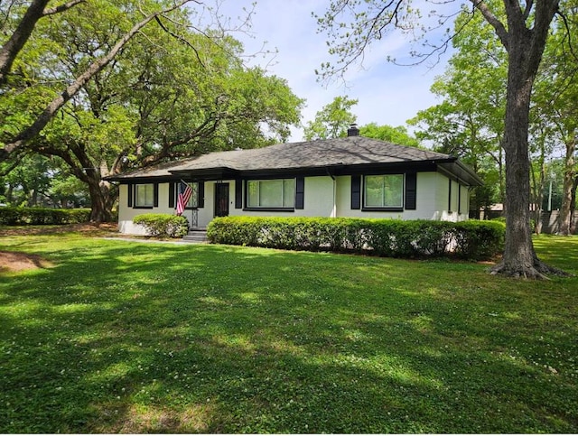 single story home with a front lawn