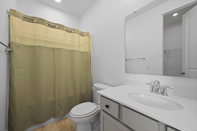 full bathroom featuring toilet, vanity, a shower with curtain, and recessed lighting