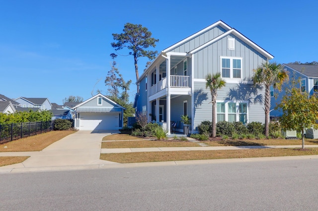 view of front of property featuring a balcony