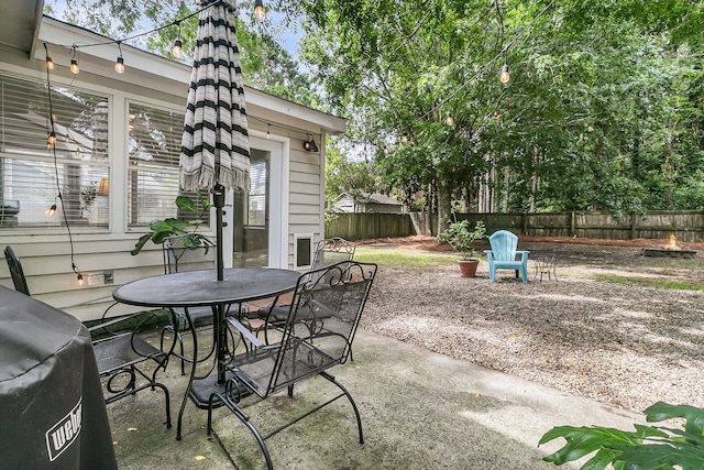 1433 Oaklanding Rd, Mount Pleasant, SC 29464 - fenced backyard with outdoor dining space and a patio area