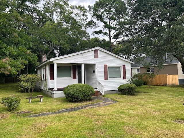 view of front of home featuring a front lawn