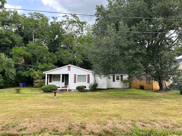 view of front of house featuring a front yard