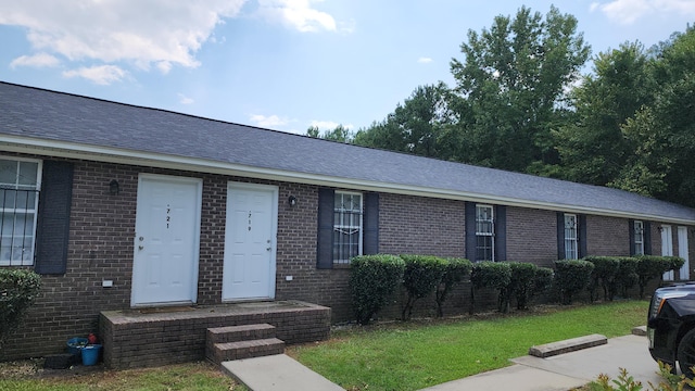 single story home with a front yard