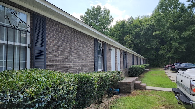 view of side of property featuring a lawn