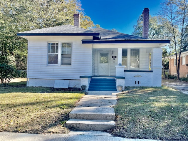 view of front of property featuring a front yard