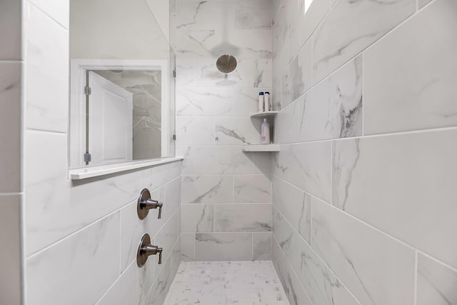 bathroom featuring tiled shower