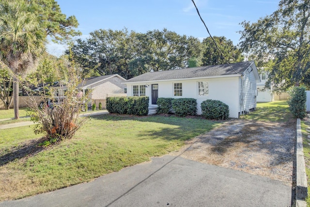 single story home with a front lawn