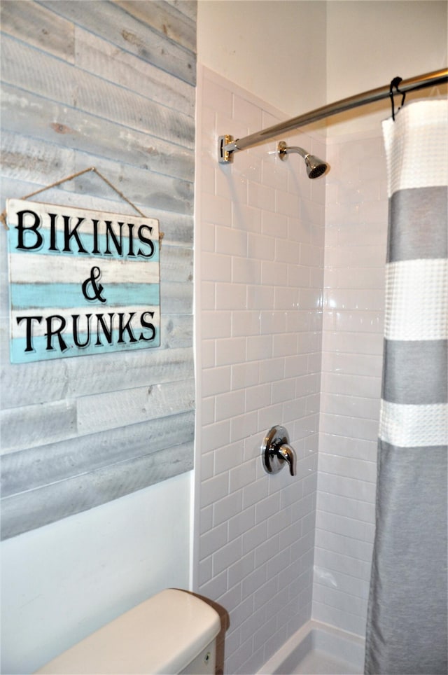 bathroom featuring a shower with shower curtain and toilet