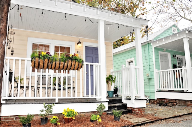 property entrance featuring a porch