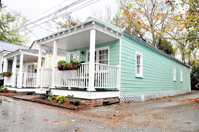 view of front of home with covered porch