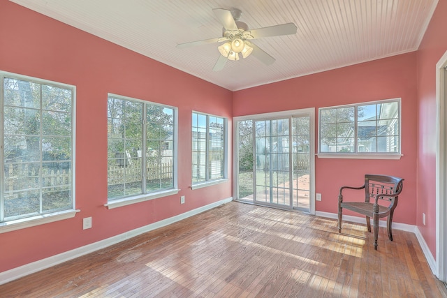 sunroom with ceiling fan