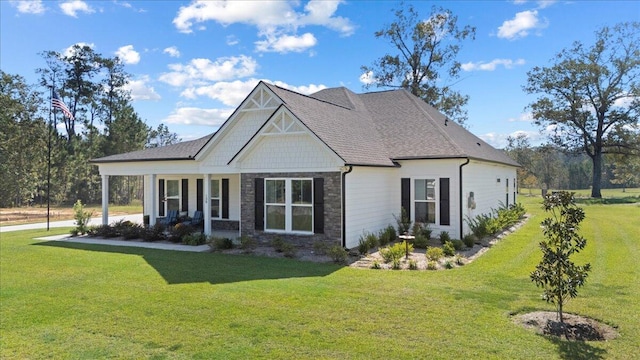 view of front of house featuring a front lawn