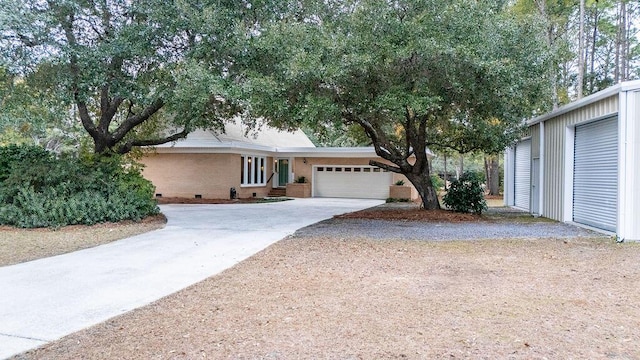 view of front facade featuring a garage