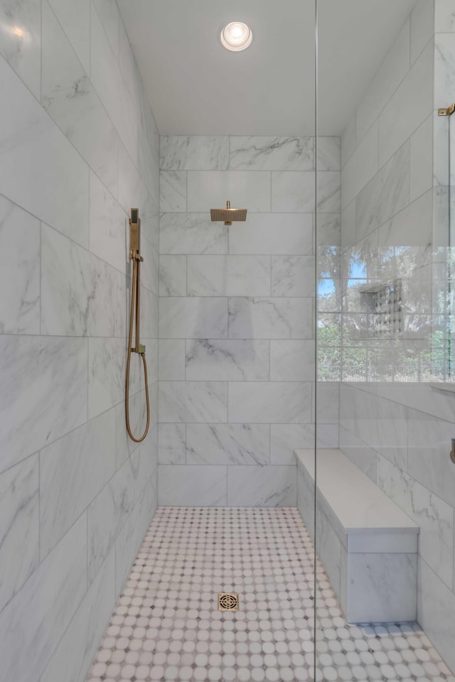 bathroom featuring a tile shower