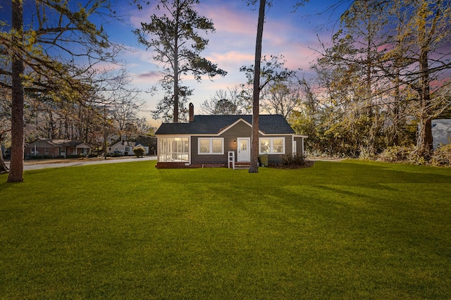 view of front of property featuring a lawn