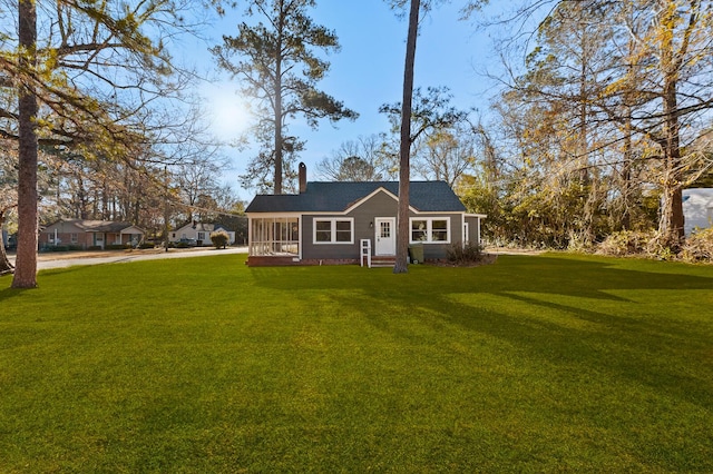 view of front facade featuring a front lawn