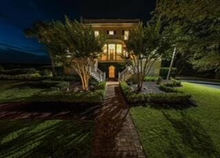 view of front of house featuring a yard