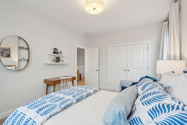 bedroom featuring carpet floors and a closet