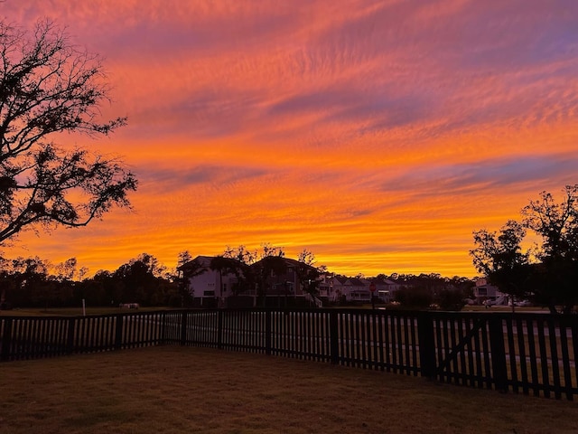 view of yard at dusk