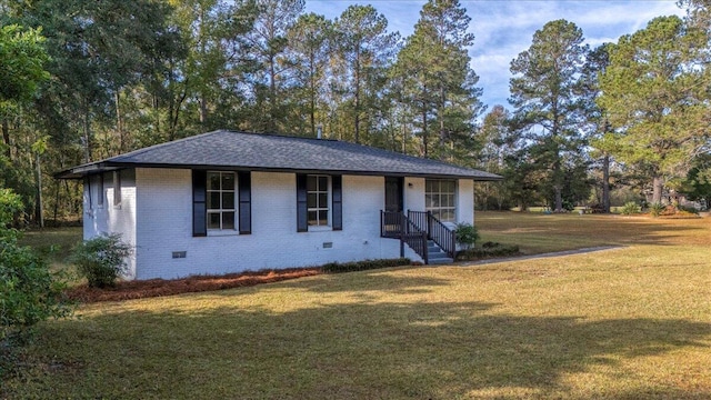 ranch-style home featuring a front lawn