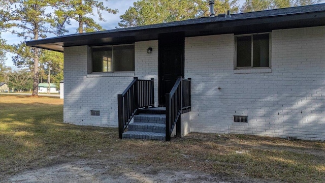 view of front of home featuring a front lawn