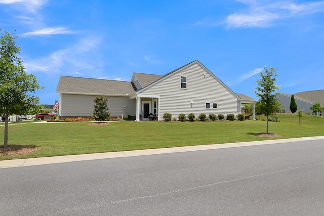 view of front of home featuring a front yard