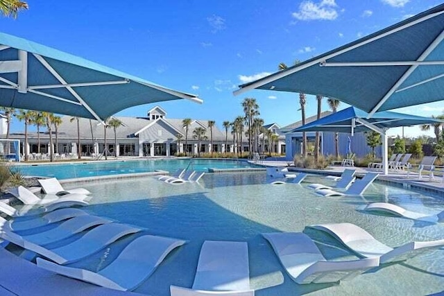 view of pool featuring a jacuzzi