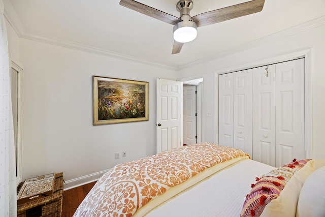 bedroom with dark hardwood / wood-style flooring, a closet, ceiling fan, and crown molding