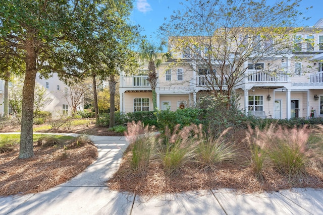 view of front of property featuring a balcony