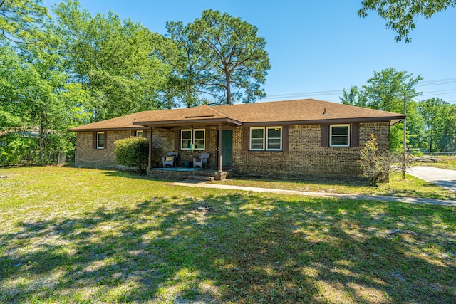 single story home featuring a front yard