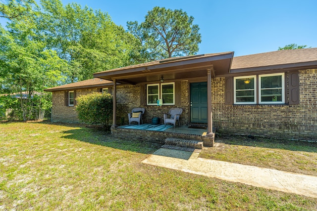 ranch-style home with ceiling fan and a front yard