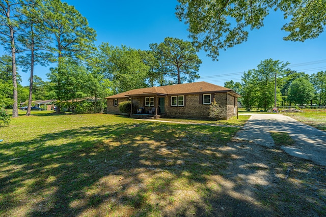 view of front facade with a front yard