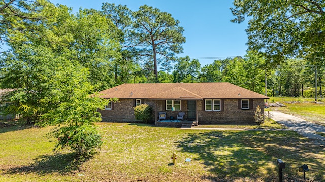 single story home with a front lawn