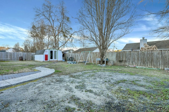 view of yard featuring a storage shed