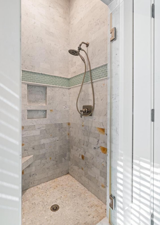 bathroom featuring a tile shower