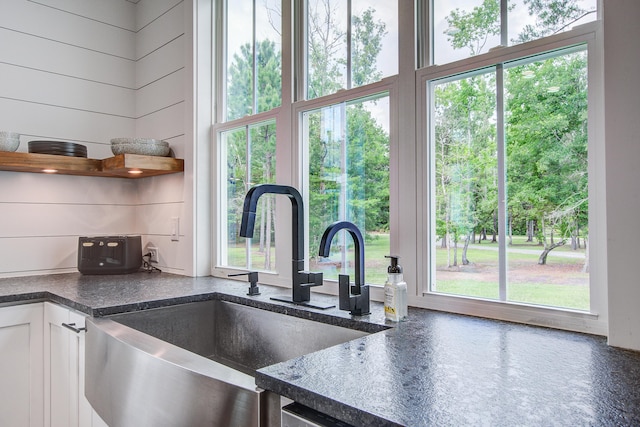 105 Bobcat Ln, Ravenel, SC 29470 - kitchen featuring a sink, dark countertops, and white cabinets