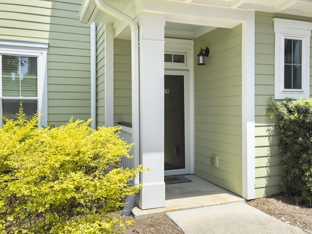 property entrance featuring covered porch