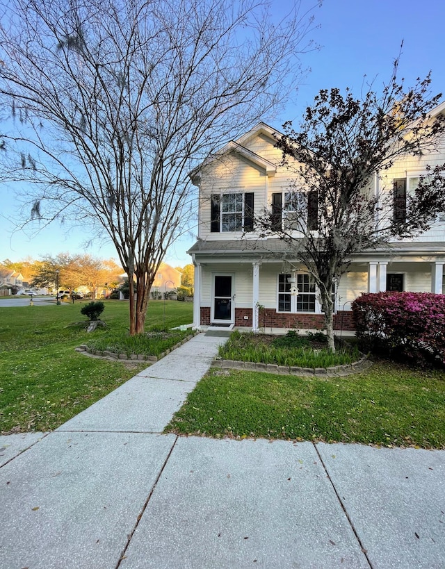 view of front of home featuring a front lawn