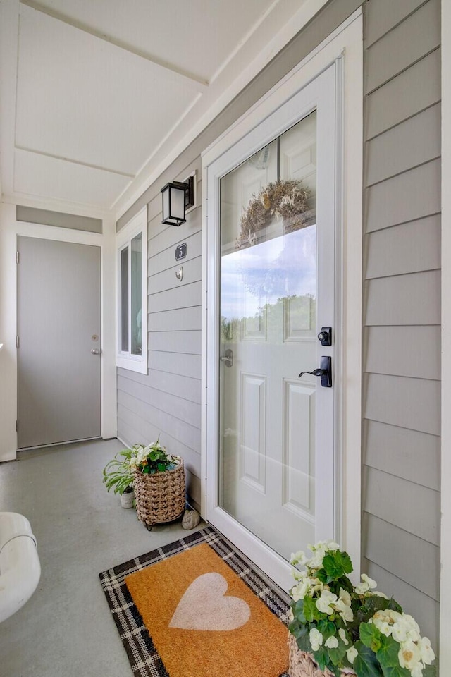 entrance to property featuring covered porch